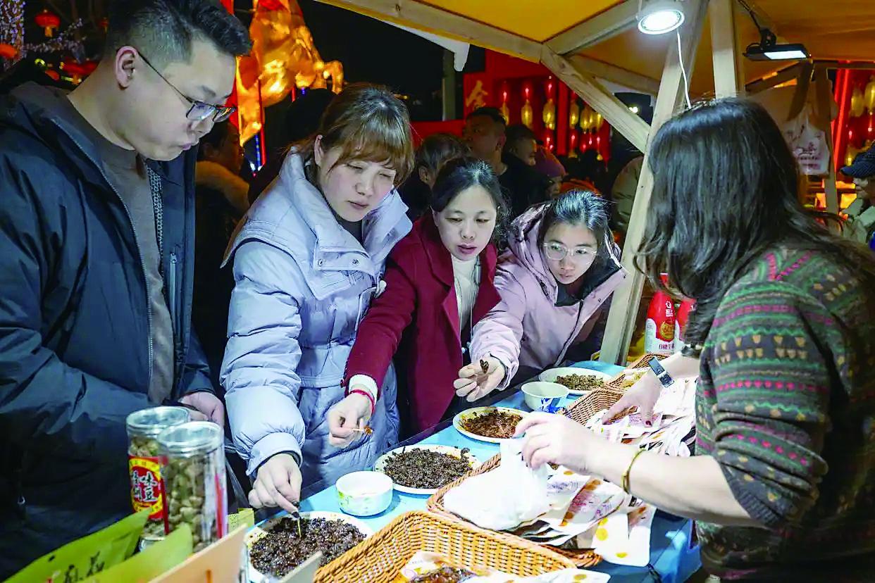 市民选购特色美食年货 新华社发