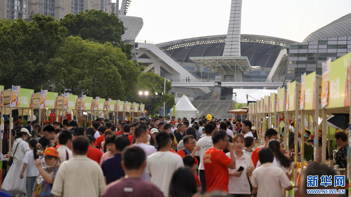 赛场外，热闹的市集吸引众多市民和球迷。新华网发（林楷煜 摄）
