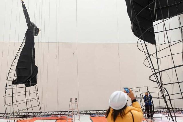 “鲸鱼的致敬”展览正在搭建中。赖鑫琳 摄
