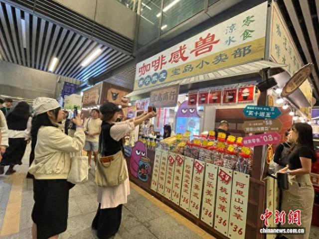 11月14日，在广西南宁一处咖啡市集里，参观者拍照打卡。陈秋霞 摄