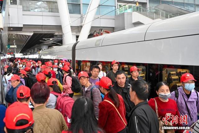 图为务工人员抵达广州南站。中新社记者 陈骥旻 摄