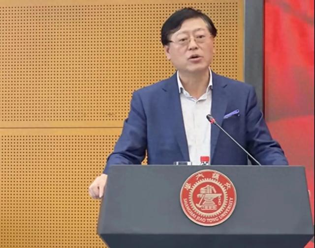 杨元庆在捐赠现场。截图来源：澎湃财经