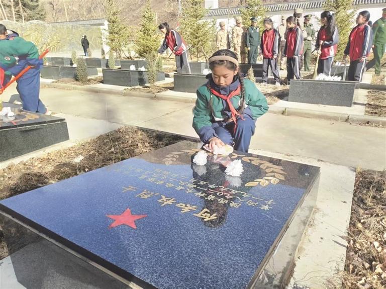 学生们祭扫烈士墓。班玛县教育局供图