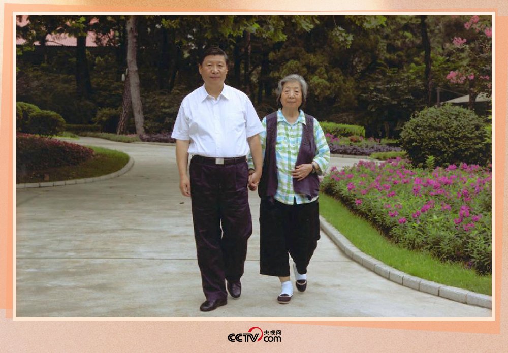 习近平陪母亲齐心散步。（照片来源：央视新闻）