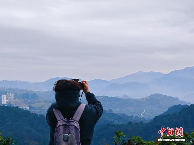 10月30日，游客在乌石村拍摄照片。 林波 摄