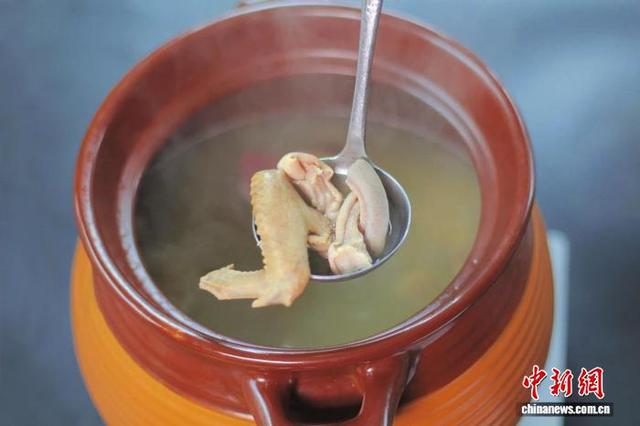 图为药膳茯苓鸽子猪肚煲。主办方供图