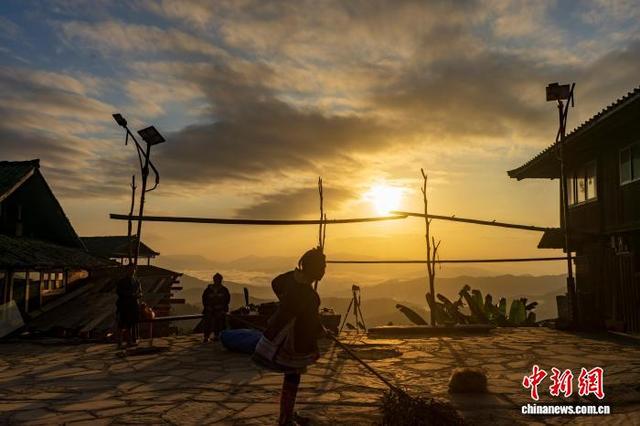 11月12日，在贵州省从江县丙妹镇拍摄的岜沙苗寨风光。吴德军 摄