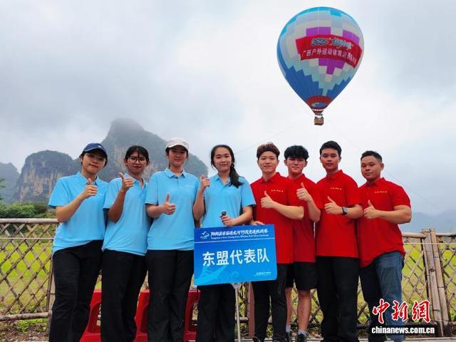 图为2025“桂野仙踪”广西户外运动体育消费嘉年华系列活动之一的阳朔首届遇龙河竹筏竞速挑战赛东盟代表队合影。钟玲丽 摄