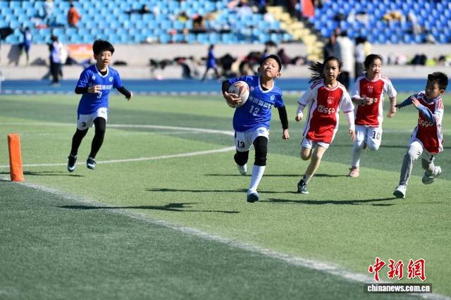 12月27日，小学组参赛队正在比赛中。中新社记者 张斌 摄