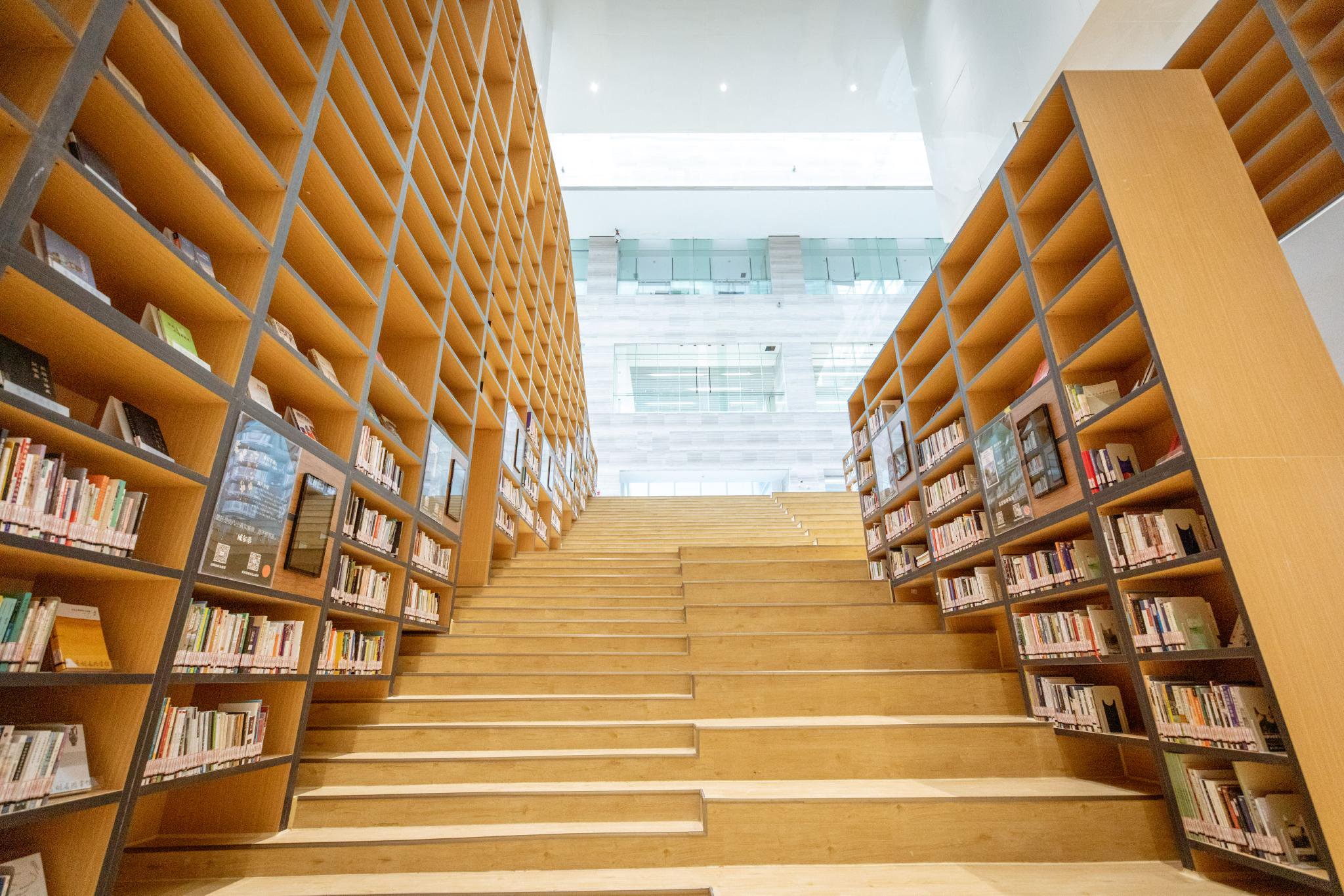 新建的贵州省图书馆北馆于2021年开放，馆藏文献总量已增至450万册(件)