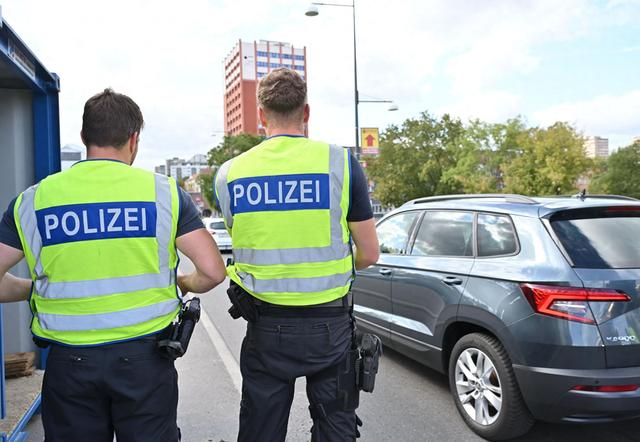 2024年9月10日，在德国东部与波兰接壤的城市奥得河畔法兰克福，警察在德国和波兰边境执勤。新华社记者任鹏飞摄