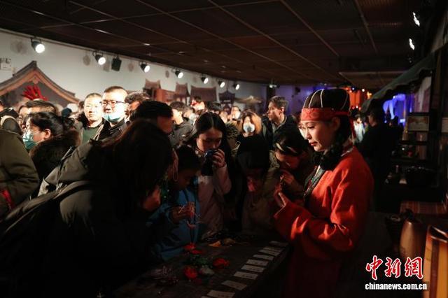 2月22日，宁夏银川，西夏陵景区内，《西夏楽集》行浸式演艺吸引了众多游客驻足体验。中新社记者 于晶 摄