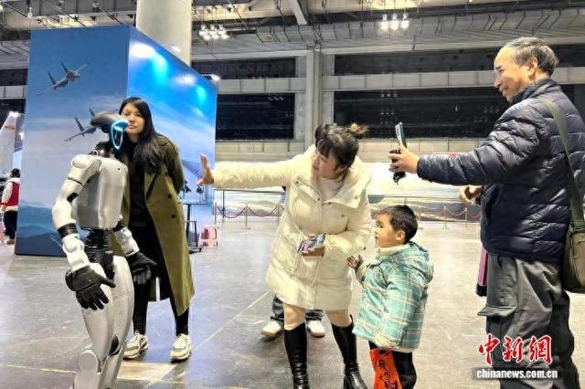 图为观众与机器人互动。中新网记者 肖江川 摄