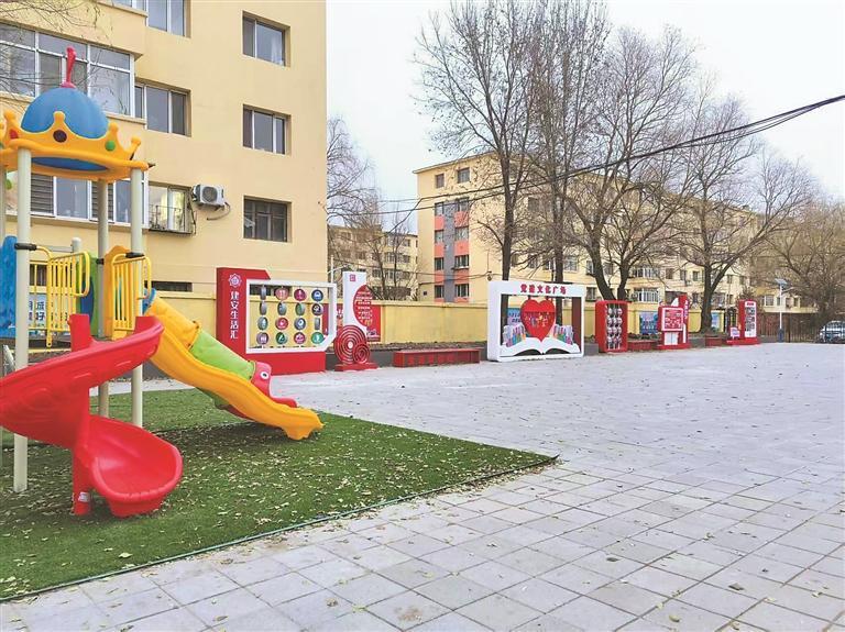 闲置地变身广场。本报记者 薛婧摄