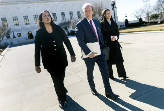 2026 年 1 月 21 日，美国华盛顿哥伦比亚特区，美联储理事莉萨・库克（左）与律师艾贝・洛厄尔（中）走出美国最高法院。