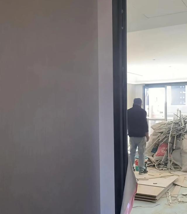 张辉在施工现场和客户沟通。受访者供图