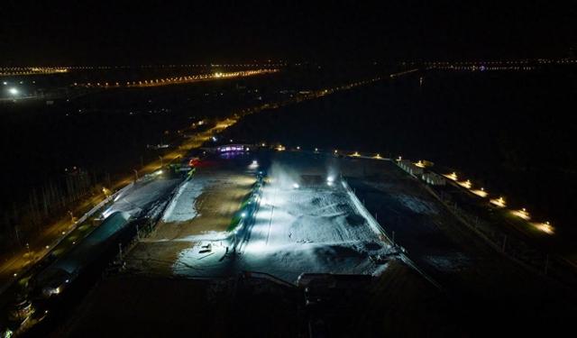 11月22日，工作人员在宁夏银川市阅海滑雪场进行造雪作业（无人机照片）。新华社记者 杨植森 摄