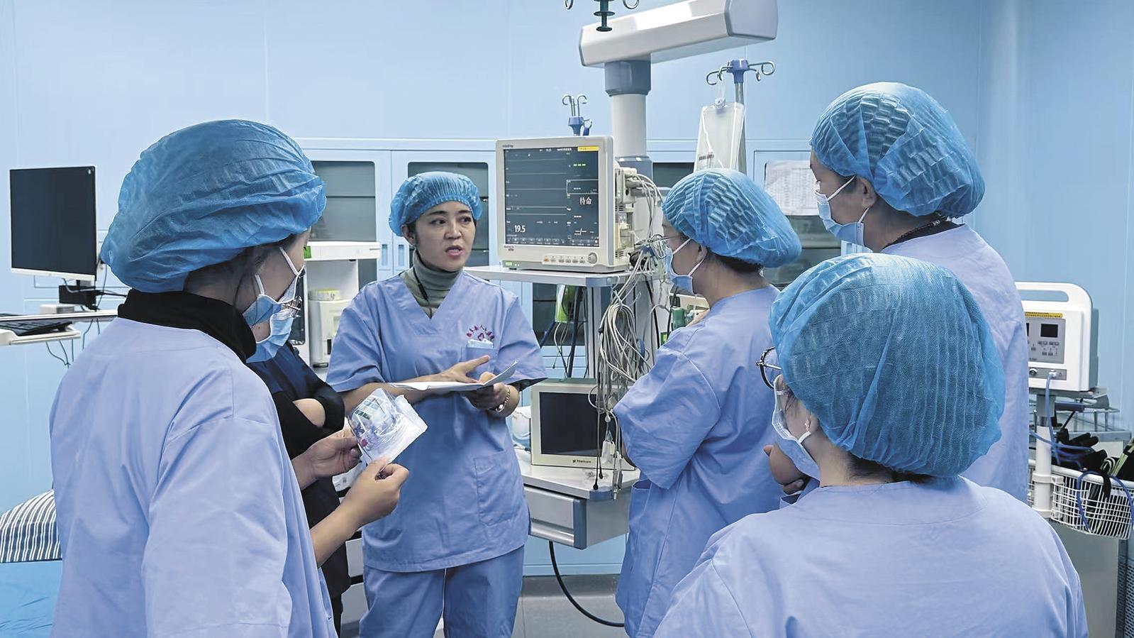 青南支医团队开展传帮带。称多县人民医院供图