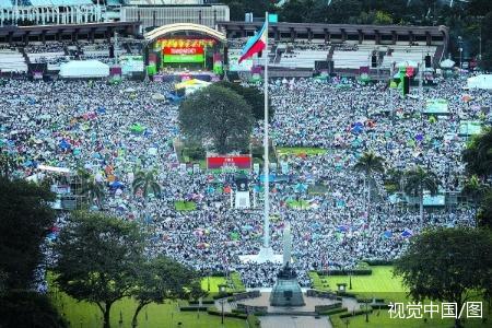 菲律宾马尼拉，基督教会成员参加反腐败抗议活动。