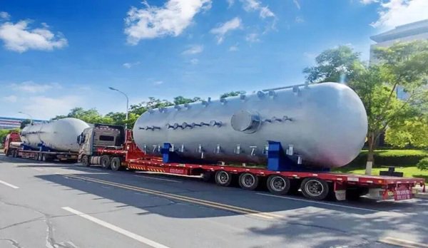 兰石重装公司承制的巴基斯坦EPRF炼油厂升级改造项目26台储罐类压力容器顺利通过验收陆续发运出厂