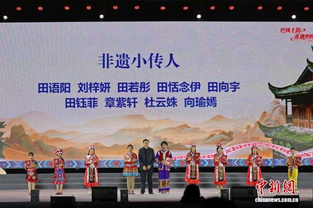 长阳为当地的“非遗小传人”颁发证书奖杯。董晓斌 摄