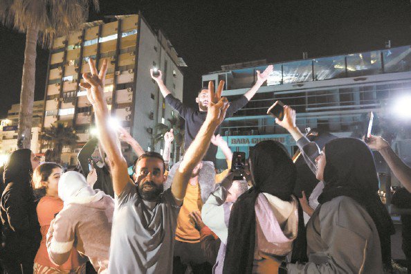 黎巴嫩民众聚集街头庆祝停火 图IC