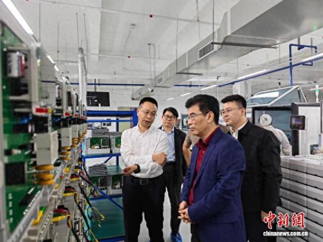 2025年12月22日，王理宗(右二)在深圳市先行电气技术有限公司调研。 (受访者 供图)