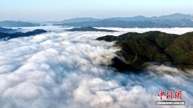 图为三江侗族自治县云海美景。龚普康 摄