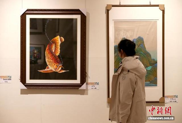 11月15日，青海西宁，市民参观堆绣展。 张忠苹 摄