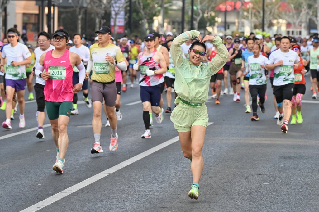自从创办以来，苏河半马就受到不少跑者的好评，其中，它的赛道有利于PB是一个重要原因。 澎湃新闻记者 朱伟辉 摄