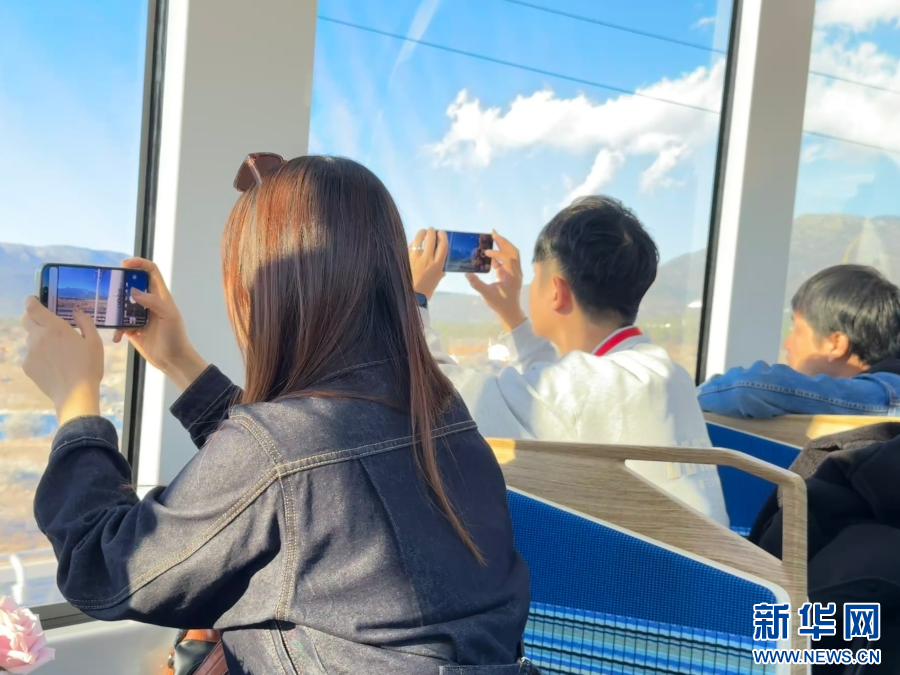 与会嘉宾在丽江雪山观光火车体验“交通+文旅”融合发展情况（11月13日摄）。新华网发