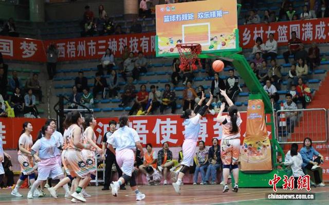 11月7日，广西梧州市龙圩区“农商银行杯”欢乐乡村女篮首赛现场。潘绍珊 摄