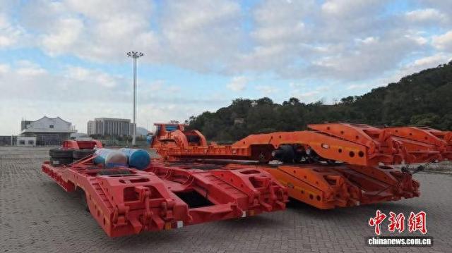 22日，低平板半挂车堆放在码头堆场。 刘剑文 摄