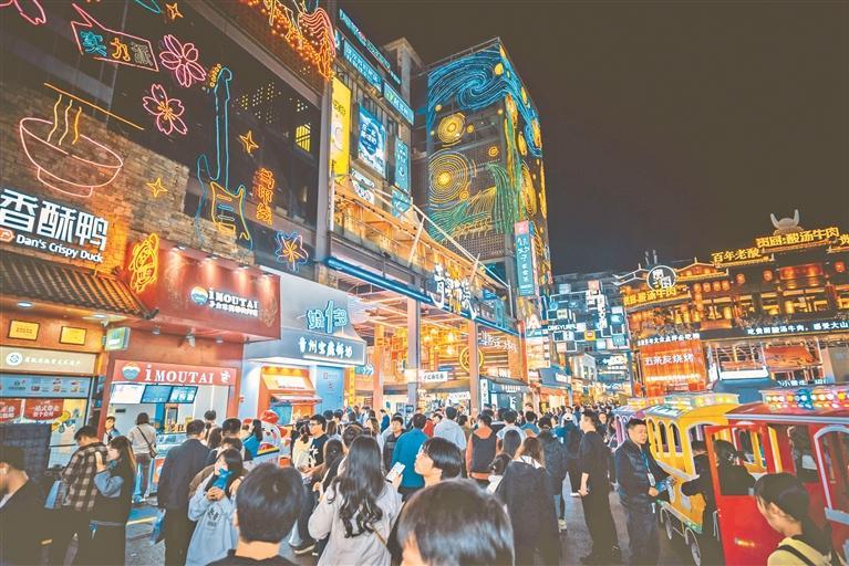 本土小吃与新兴业态吸引众多游客前来青云市集打卡。青云市集供图