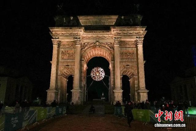 主火炬在米兰和平拱门点燃。 中新社记者 蒋启明 摄