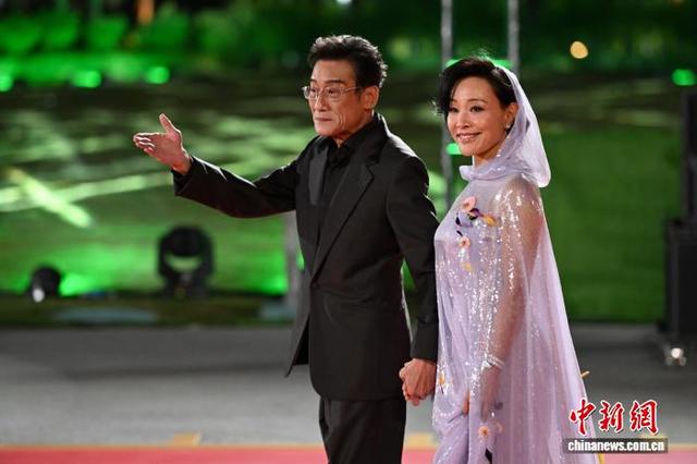 11月15日,第38届中国电影金鸡奖红毯仪式在福建厦门举行。图为演员梁家辉(左)、陈冲亮相红毯仪式。中新社记者 王东明 摄