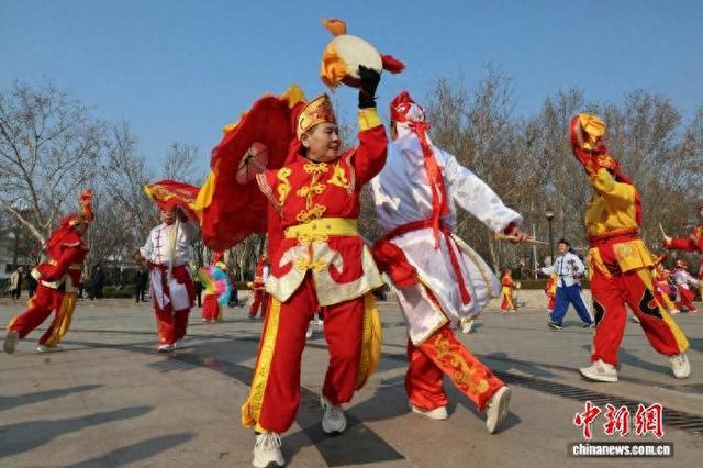 1月23日，济南商河鼓子秧歌广场，社区艺术团队员身着传统服饰，伴着鼓点，表演鼓子秧歌。中新社记者 赵晓 摄