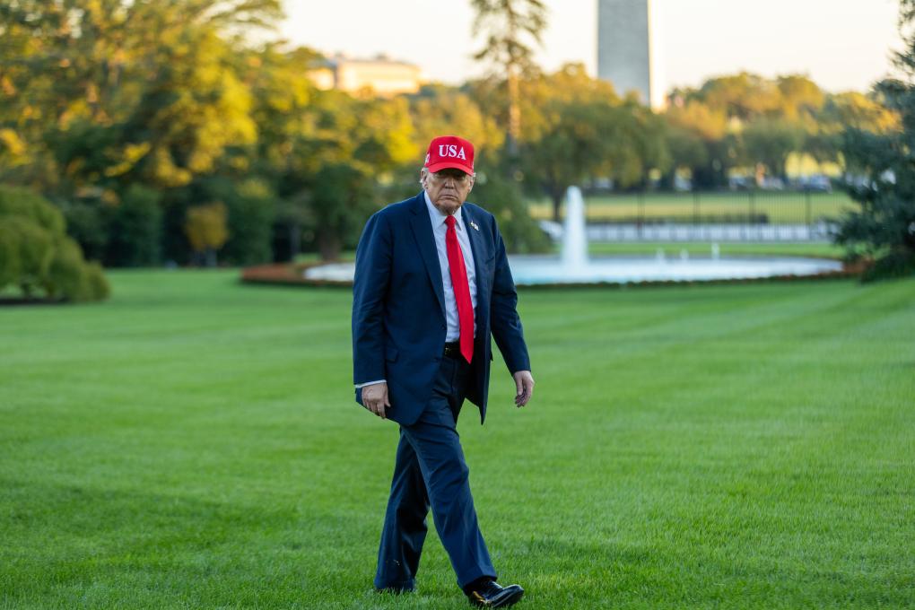 10月5日，在美国首都华盛顿，美国总统特朗普返回白宫。新华社记者胡友松摄