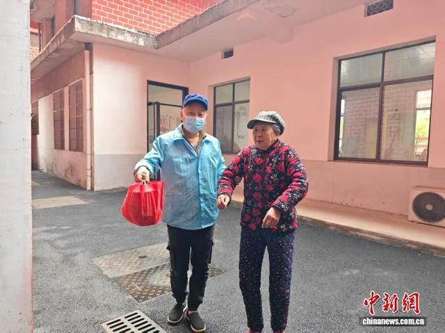 胡赛军给行动不便者送餐上门。 陈浩军 摄