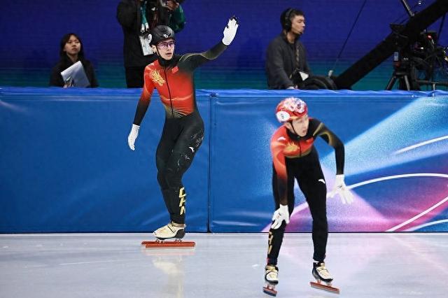 刘少昂、孙龙被英国选手带倒后，刘少昂向裁判举手示意，孙龙手扶受伤的膝部。视觉中国供图