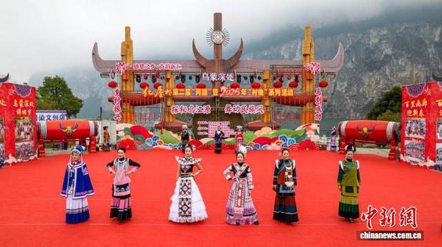 图为村民在台上展示民族服饰。史开心 摄