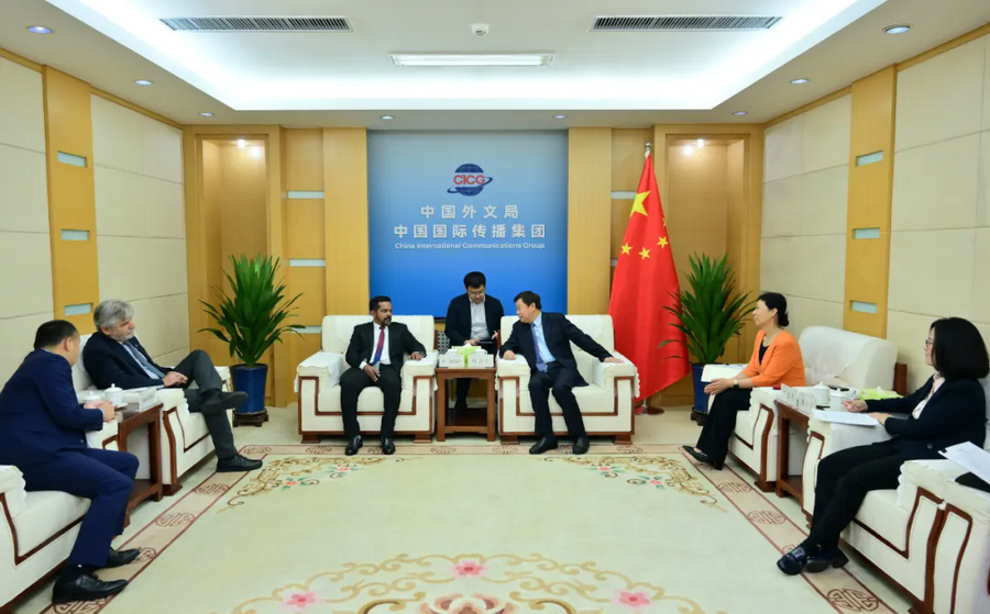 　　▲杜占元与阿里·萨曼及丹尼尔·菲尔穆斯座谈交流。