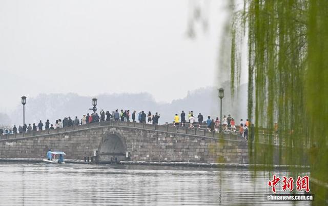 3月22日，选手们跑过西湖断桥。中新社记者 王刚 摄
