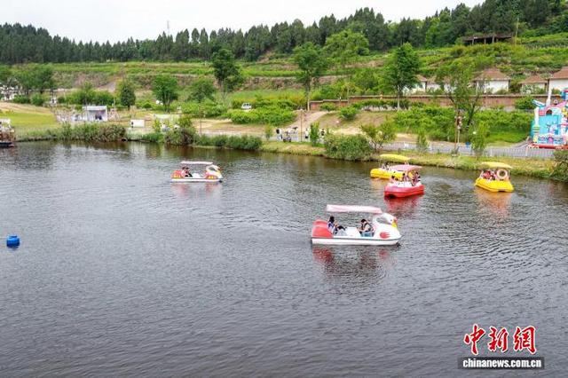 游客在景区游玩。宋井桃源景区供图