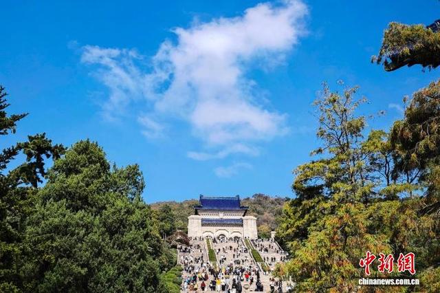 11月12日，民众走进南京中山陵参观。当日是孙中山先生诞辰159周年纪念日。中新社记者 泱波 摄