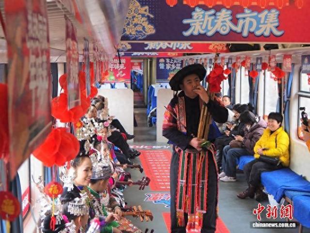 2月8日，演员在贵阳开往玉屏的5640次慢火车上表演歌舞。黄山雨 摄