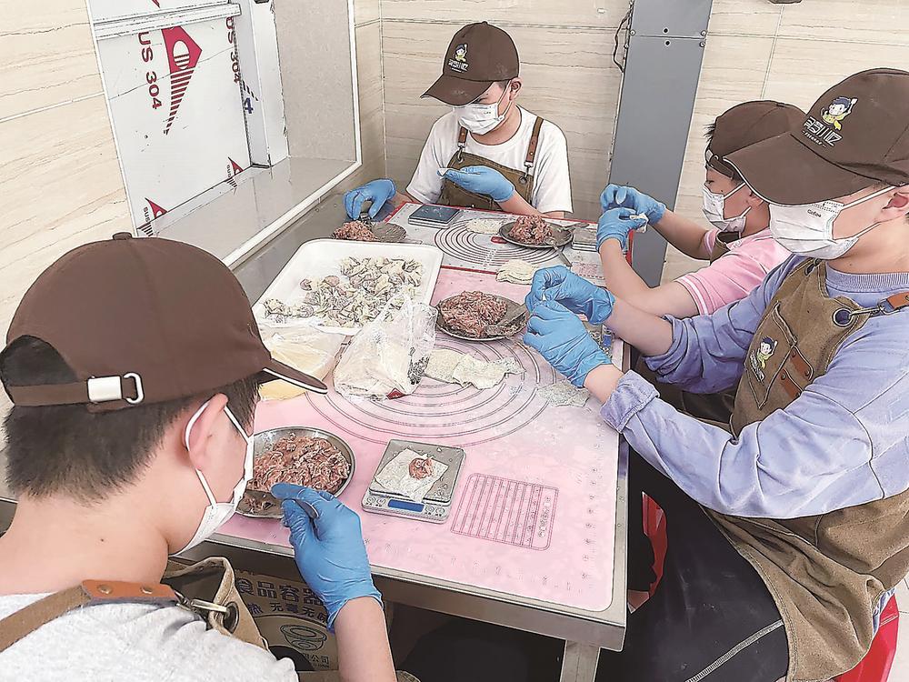 “寻梦小吃”店扁肉制作现场（受访者供图）