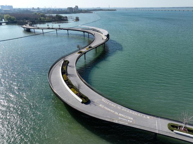 2025年3月 元荡慢行桥横卧元荡湖，连接江苏吴江和上海青浦两地。 新华社记者 季春鹏 摄