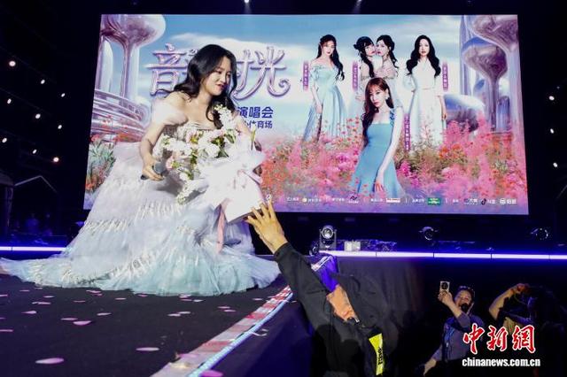 图为演唱会现场观众给歌手金莎献花。杨宗盛 摄
