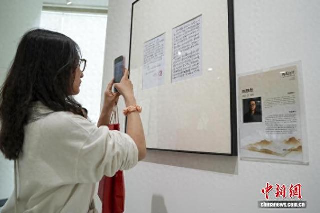 图为作家刘慈欣的《三体·死神永生》手稿吸引读者驻足拍摄。记者李超庆 摄